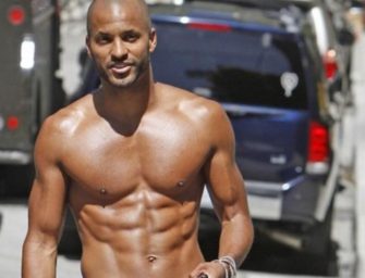 Ricky Whittle, de The 100, está na cam se masturbando gostoso