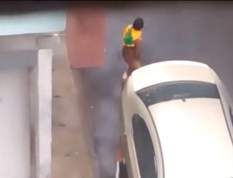 Novinho é flagrado completamente pelado e tocando uma na rua