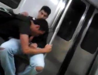 Chupando o namorado dentro do metrô movimentado