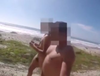 Livre, leve e solto na praia de nudismo com o namorado