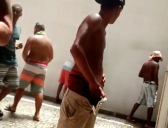 Homens são flagrados mijando na rua no Rio de Janeiro