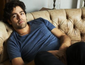 Adrian Grenier, de Entourage, cai na net tocando uma