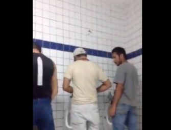 Brasileiros safados são flagrados na putaria no banheirão