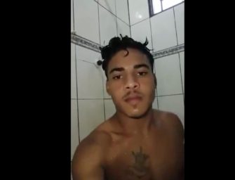 Brasileiro safado toma banho ao som de funk