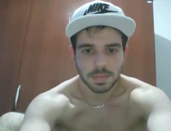 Gato bem definido exibe corpão e neca deliciosa pra cam