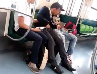 Dando aquela chupada no meio…..do metrô?