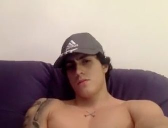 Zac Jagger toca uma e goza como ninguém no Chaturbate