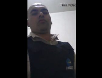 Segurança fardado aproveita intervalo para tocar uma bronha