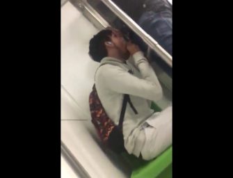 Indiano paga um boquetão caprichado dentro do metrô em movimento