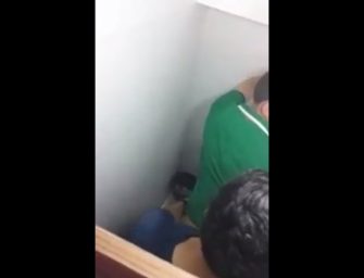 Universitário safado é flagrado dando o cuzão no banheiro da balada