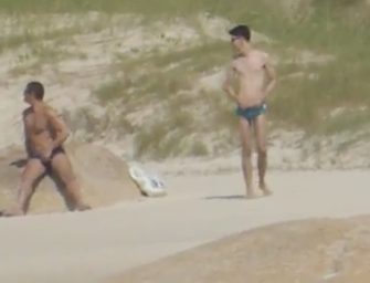 Curtindo a praia de nudismo em Santa Catarina com o maduro bem dotado