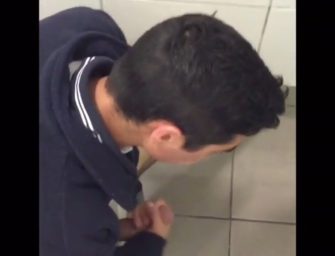 Jovem é flagrado tocando aquela bronha no banheiro da faculdade