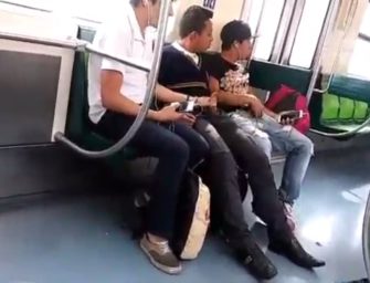 Flagra de trio curtindo mão amiga e pagando boquete no metrô