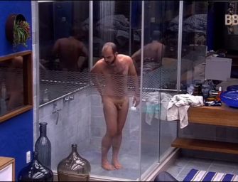 Mahmoud é flagrado tomando banho peladinho no BBB18