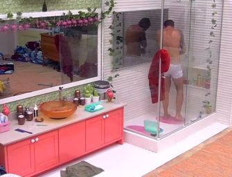 Vagner, do BBB18, acorda bem excitado e não tem a menor vergonha