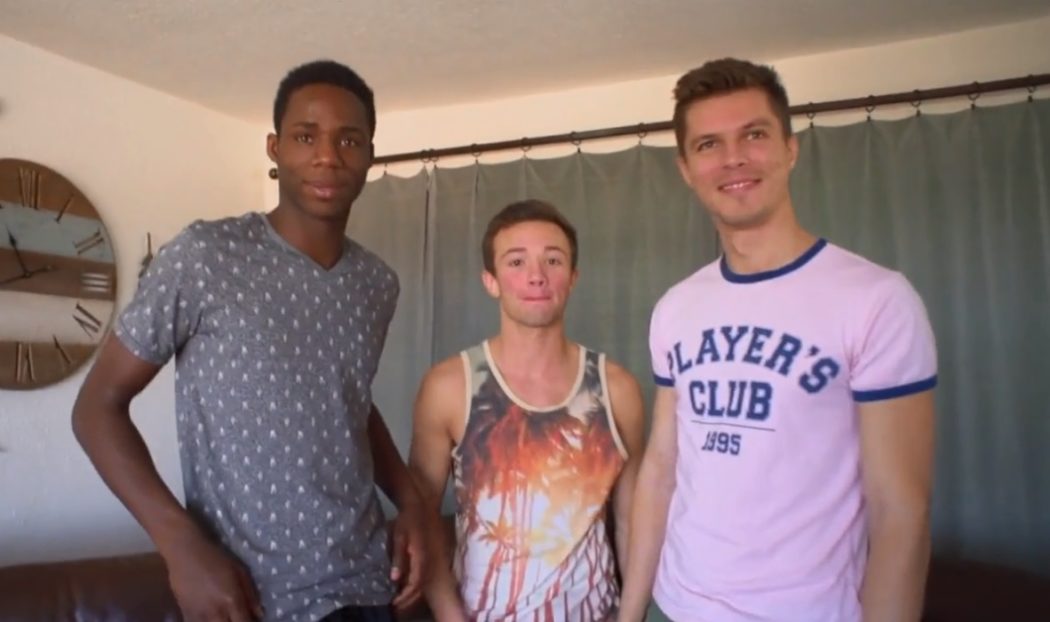 bareback threesome negão come dois branquinhos