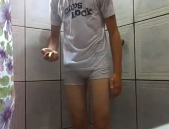 Youtuber novinho faz desafio da cueca branca e fica excitado