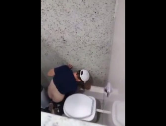Brasileiros putões tantam foder no banheirão. Será que eles conseguem?