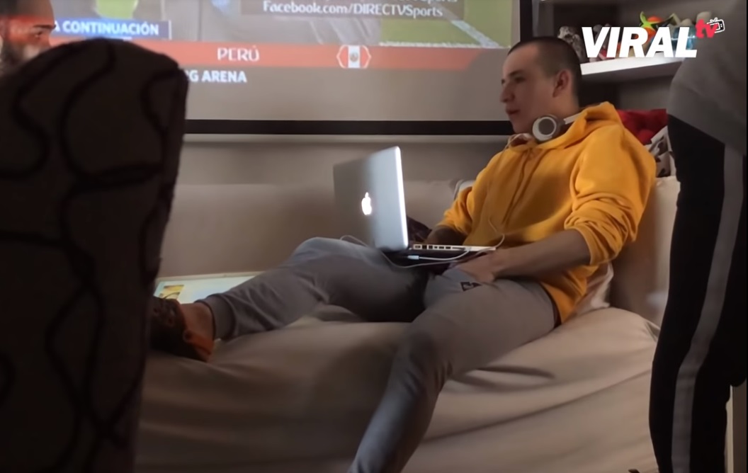 Amigos zoam e colocam viagra na bebida do gostosinho