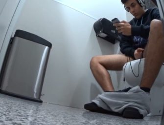 (HD) Novinho toca bela punheta no banheiro público