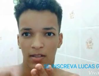 Youtuber faz vídeo com cueca transparente e se excita