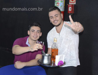 Vídeo com Zé e Johnny no Bar fodendo com vontade