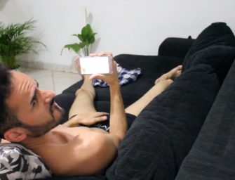 Ralf toca punheta no sofá assistindo pornozão no celular