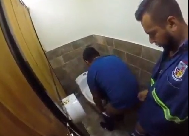 Safados cheios de tesão fodem sem camisinha no banheirão