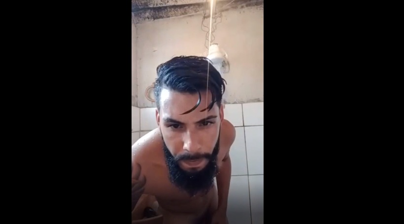 Brasileiro barbudo toca punheta no banho e jorra leite pra você