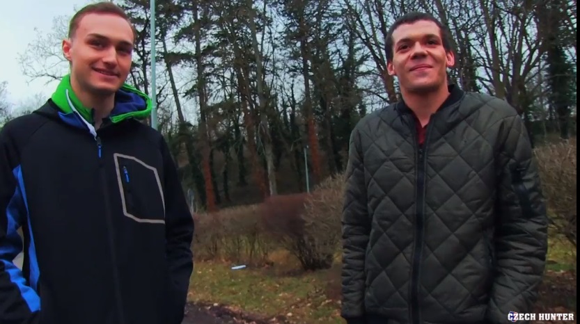 Caçador tcheco conhece garotos que precisam de grana e topam tudo