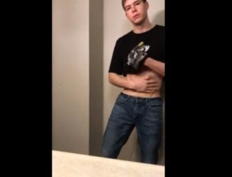 Boy delicia gosta de levar no cuzinho e brinca muito no banheiro