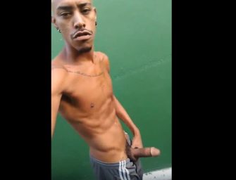 Brasileiro dotado mostra pica no quintal de casa sem cueca