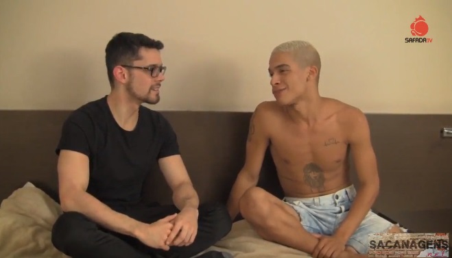 Machos vão no puteiro, escolhem o melhor cu e fodem até gozar muito