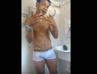 Brasileiro hétero faz live com pica marcando na cueca branca