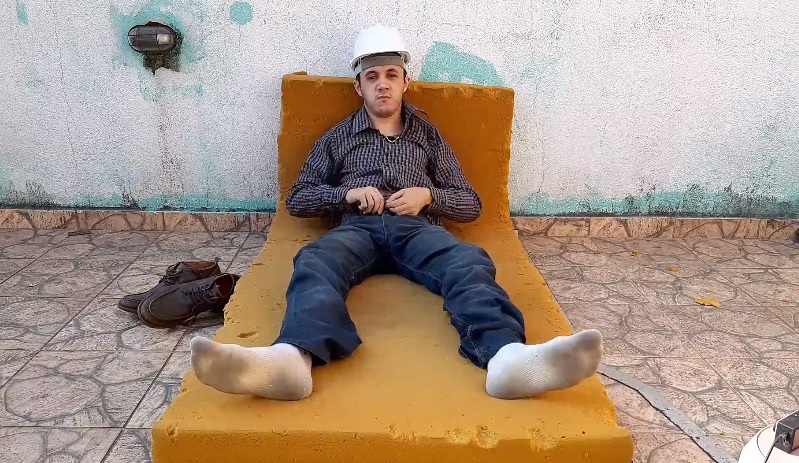 Cafuçu batendo uma na laje e leitando muito após chegar do trampo