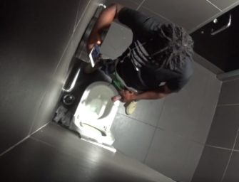 Camera escondida flagra negão batendo punheta no banheiro