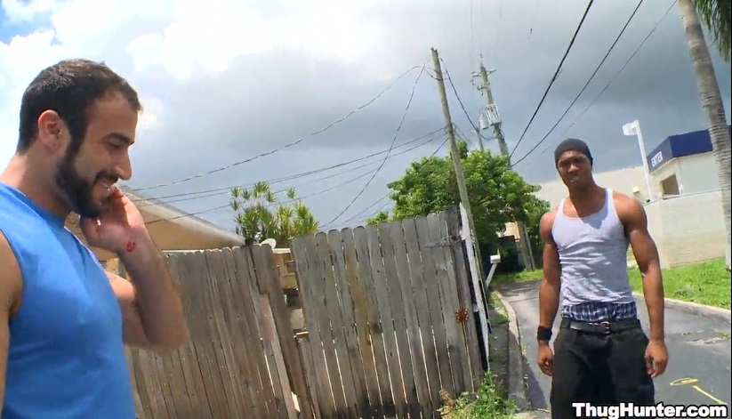 Por grana, negro machão do bairro topa dar o cu