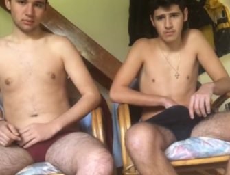 Amigos novinhos batem assistindo pornô, e ficam curiosos