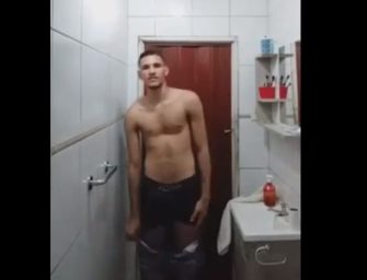 Novinho hétero lerdo tentando sensualizar no banheiro