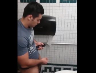 Macho hétero goza no banheiro público vendo video do WhatsApp