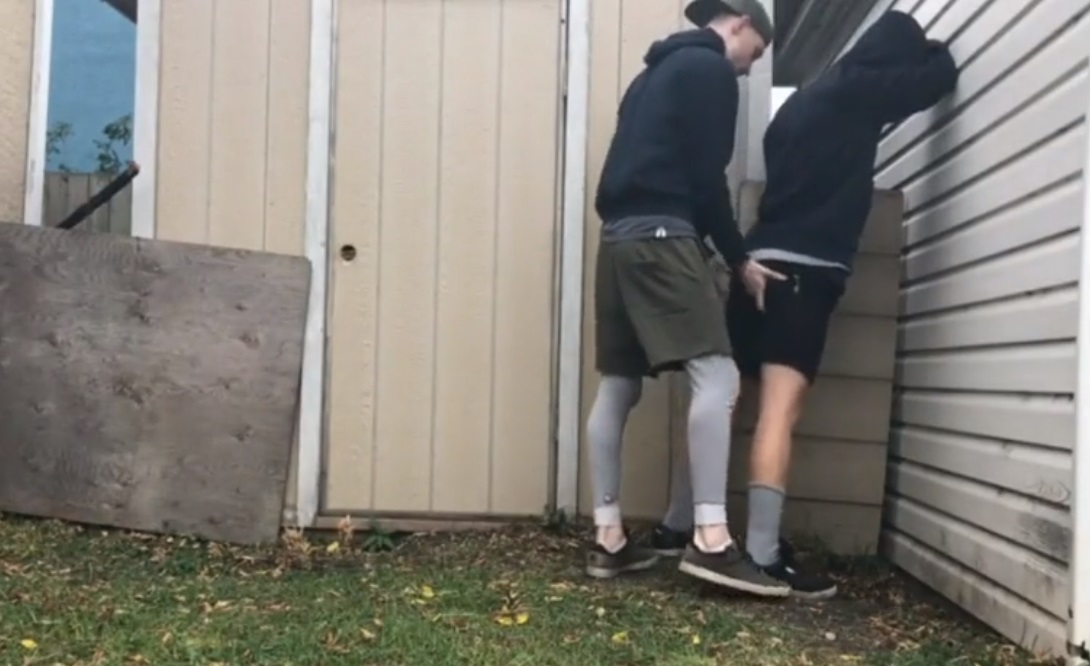 Safado meteu no vizinho no quintal de casa e gravou