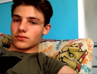 Garoto modelo fica pelado e bate punheta na webcam até gozar