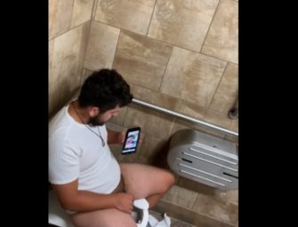 Barbudo gordinho goza vendo pornô hétero no banheirão – Flagra!
