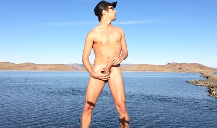 Exibido bate punheta em paisagem incrível e filma gozada em público