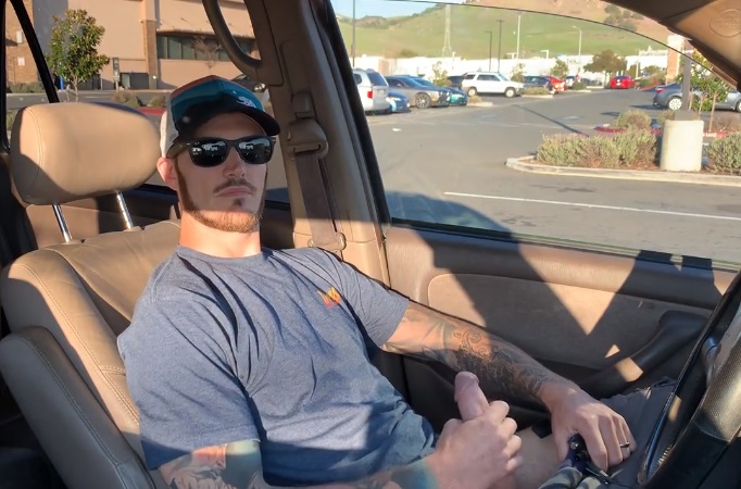 Hétero casado bate uma no estacionamento movimentado e filma a gozada