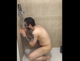 Tiozão tem orgasmo anal com pica de borracha no banheiro