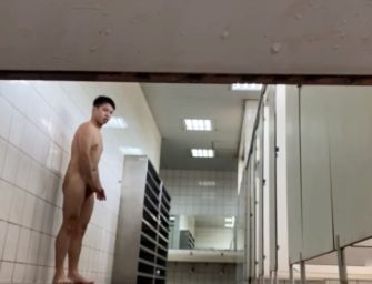 Japas trepam gostoso em banheiro do clube de natação