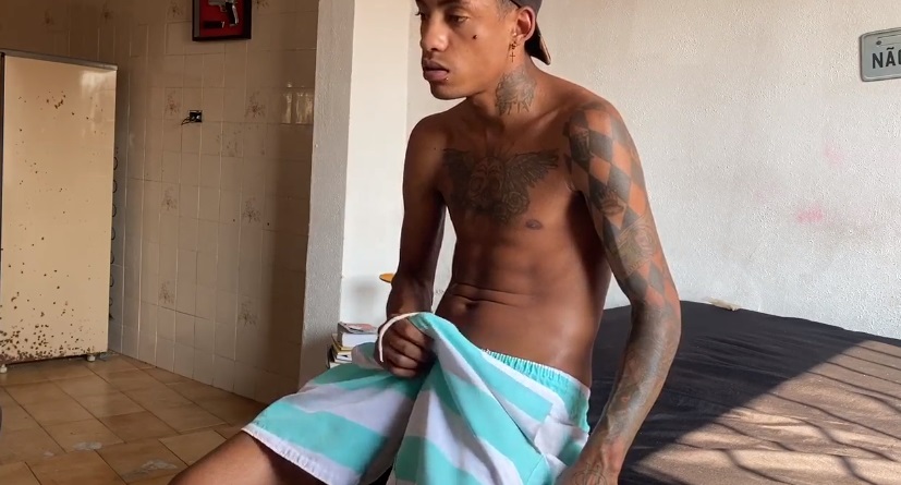 PQP! Moleque brasileiro puto bate punheta e leita mais que o carro do leite