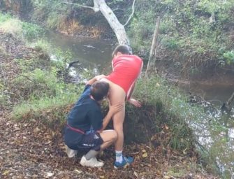 Novinhos começam a se pegar no meio do matagal e terminam a foda em casa