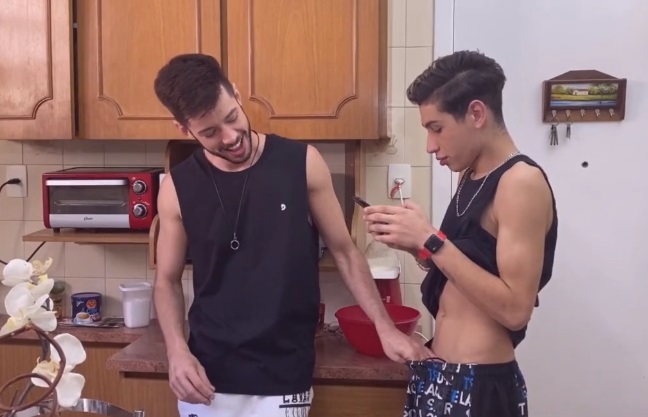 Brasileiro super gato enfia a mão na pica do moleque dotado e dá na chapa